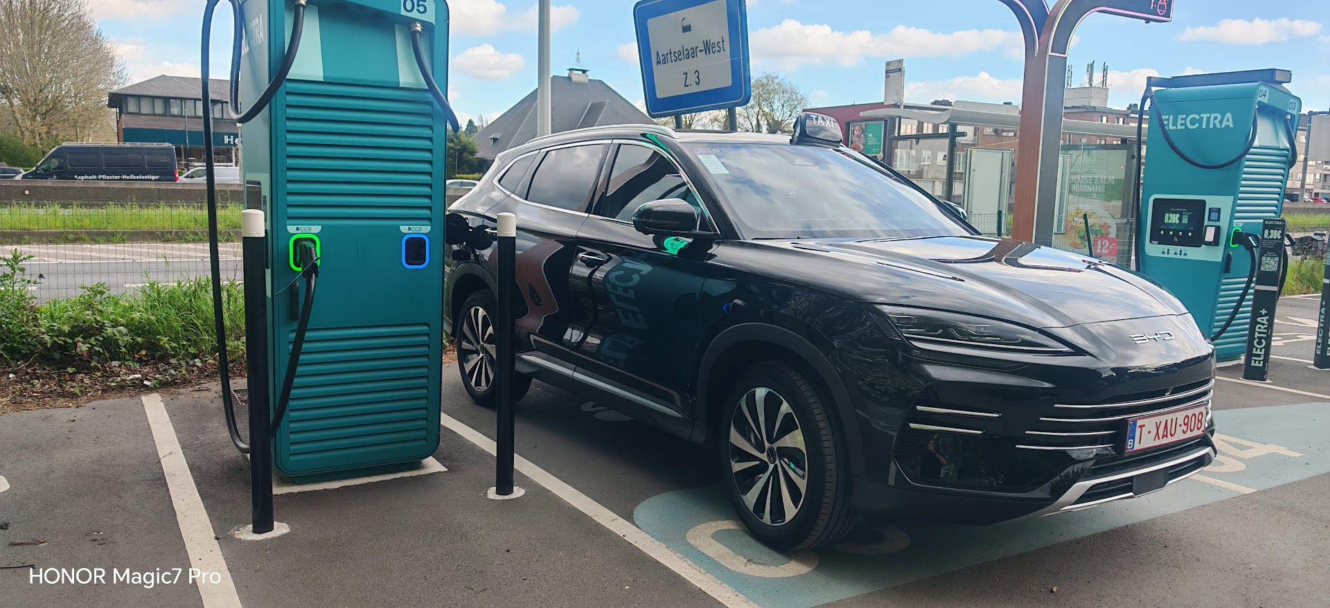 Taxi Tanit - Professionele chauffeur met BYD